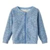 NAME IT Strickjacke. Langarm. Rundhals Blau 2 NAME IT Strickjacke. Langarm. Rundhals Blau -Trendiges Bekleidungsgeschäft name it strickjacke langarm rundhals blau