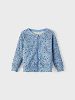 NAME IT Strickjacke. Langarm. Rundhals Blau 8 NAME IT Strickjacke. Langarm. Rundhals Blau -Trendiges Bekleidungsgeschäft name it strickjacke langarm rundhals blau 2