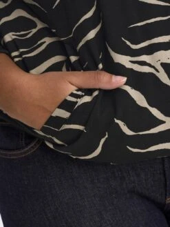 ONLY CARMAKOMA Bomber Jacke Übergröße Übergangs Blouson Plus Size CARNOVA In Schwarz 13 ONLY CARMAKOMA Bomber Jacke Übergröße Übergangs Blouson Plus Size CARNOVA In Schwarz -Trendiges Bekleidungsgeschäft only carmakoma bomber jacke ubergrosse ubergangs blouson plus size carnova in schwarz 4