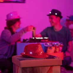 1x Pailletten-Hut In Rot -Trendiges Bekleidungsgeschäft relaxdays 1x pailletten hut in rot 4