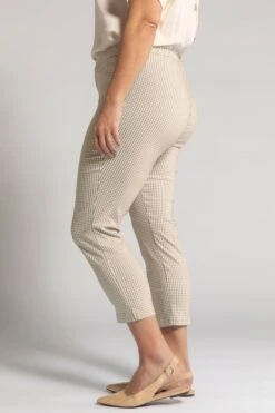 Ulla Popken Bengalinhose 7/8 Sienna Mit Vichykaro In Beige 9 Ulla Popken Bengalinhose 7/8 Sienna Mit Vichykaro In Beige -Trendiges Bekleidungsgeschäft ulla popken bengalinhose 7 8 sienna mit vichykaro in beige 2