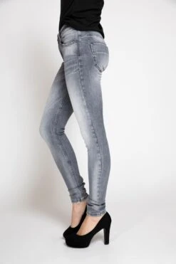 Jeans MIA GREY In Grau -Trendiges Bekleidungsgeschäft zhrill jeans mia grey in grau 2